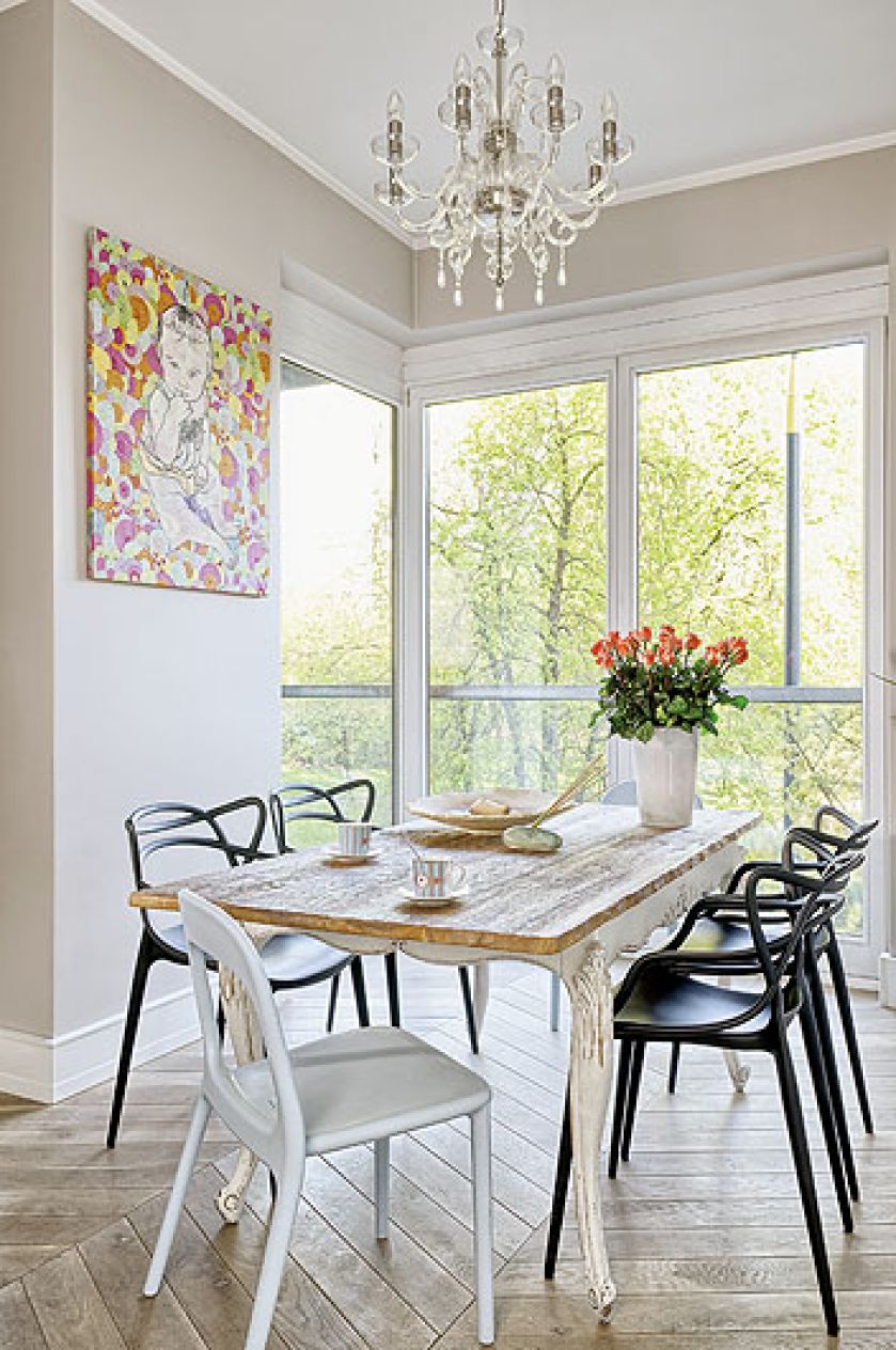 Stół z blatem zrobionym z desek stuletniej stodoły.