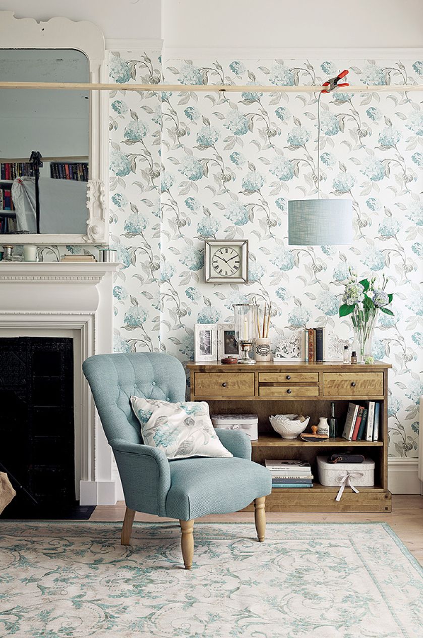 Tapeta i poduszka z jednej kolekcji, dywan w tej samej tonacji, LAURA ASHLEY POLSKA