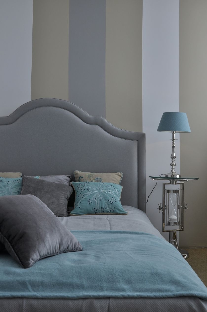 Tapicerowane łóżko z wysokim szczytem od Decolor.