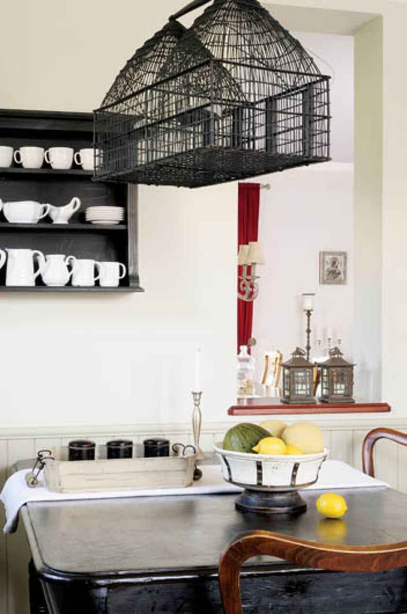 W kuchni ozdobą są efektowne klatki.