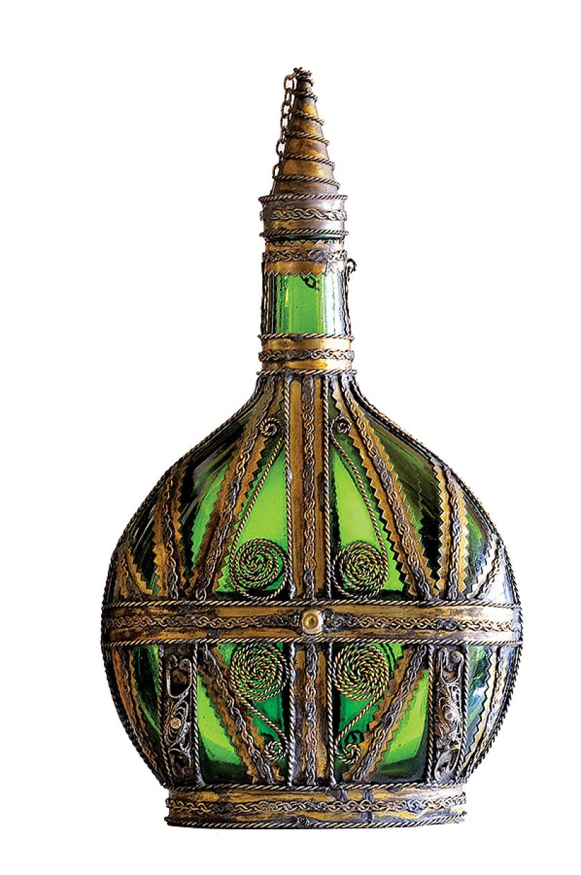 W mosiężnym koszyczku zdobionym plecionką.