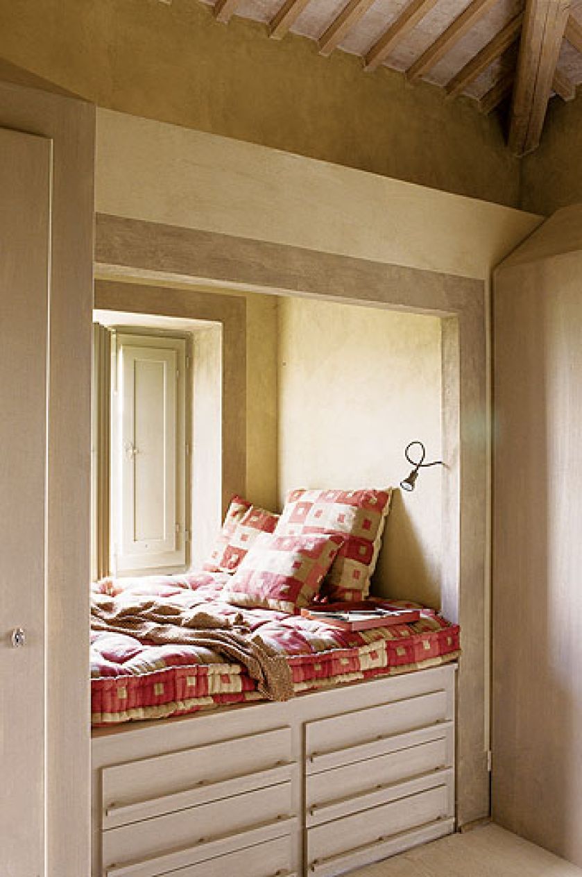 Ważny jest kolor: ściany pomalowała wapiennymi farbami w ziemistych odcieniach szarości i żółci. To subtelne