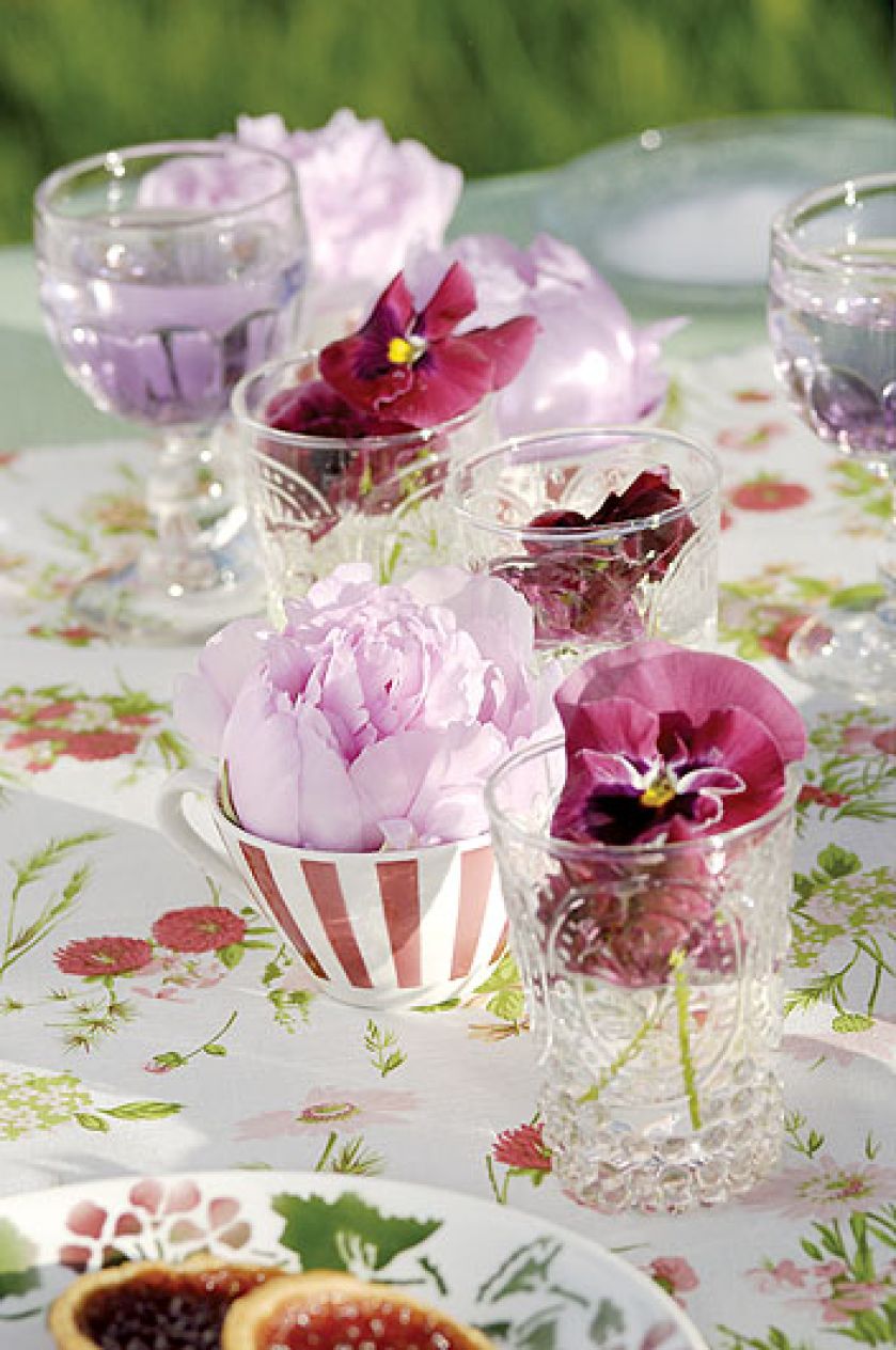 Wazony na wiosenny stole. Szklane dekoracje do domu.