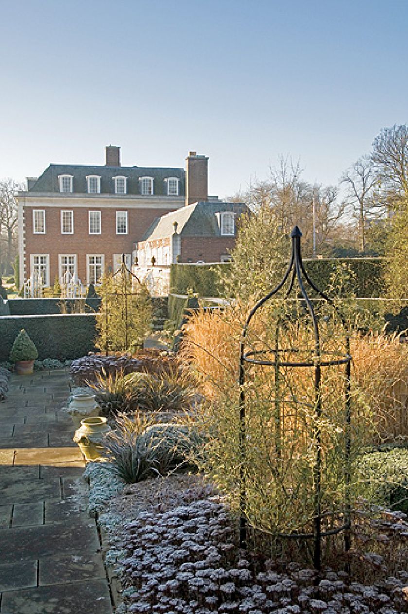 Winfield House otoczony zimowym ogrodem.