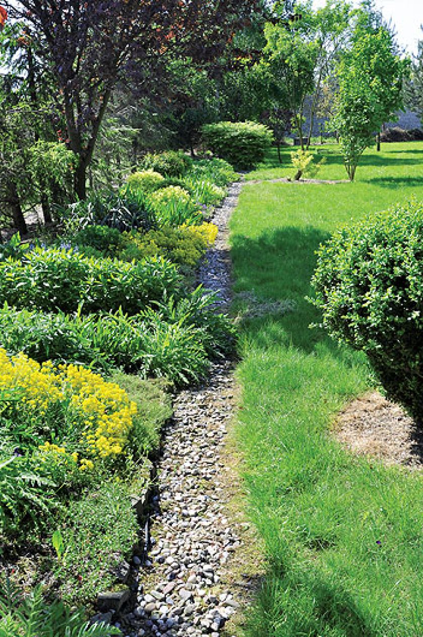Wszystkie ścieżki ułożone są z kamieni.