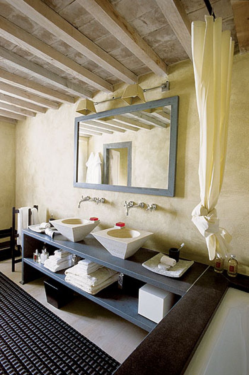 Wysmakowana łazienka. Może to zasługa powtórzeń. Błękitna rama lustra, błękitna półka, futryna. Taki sam kształt