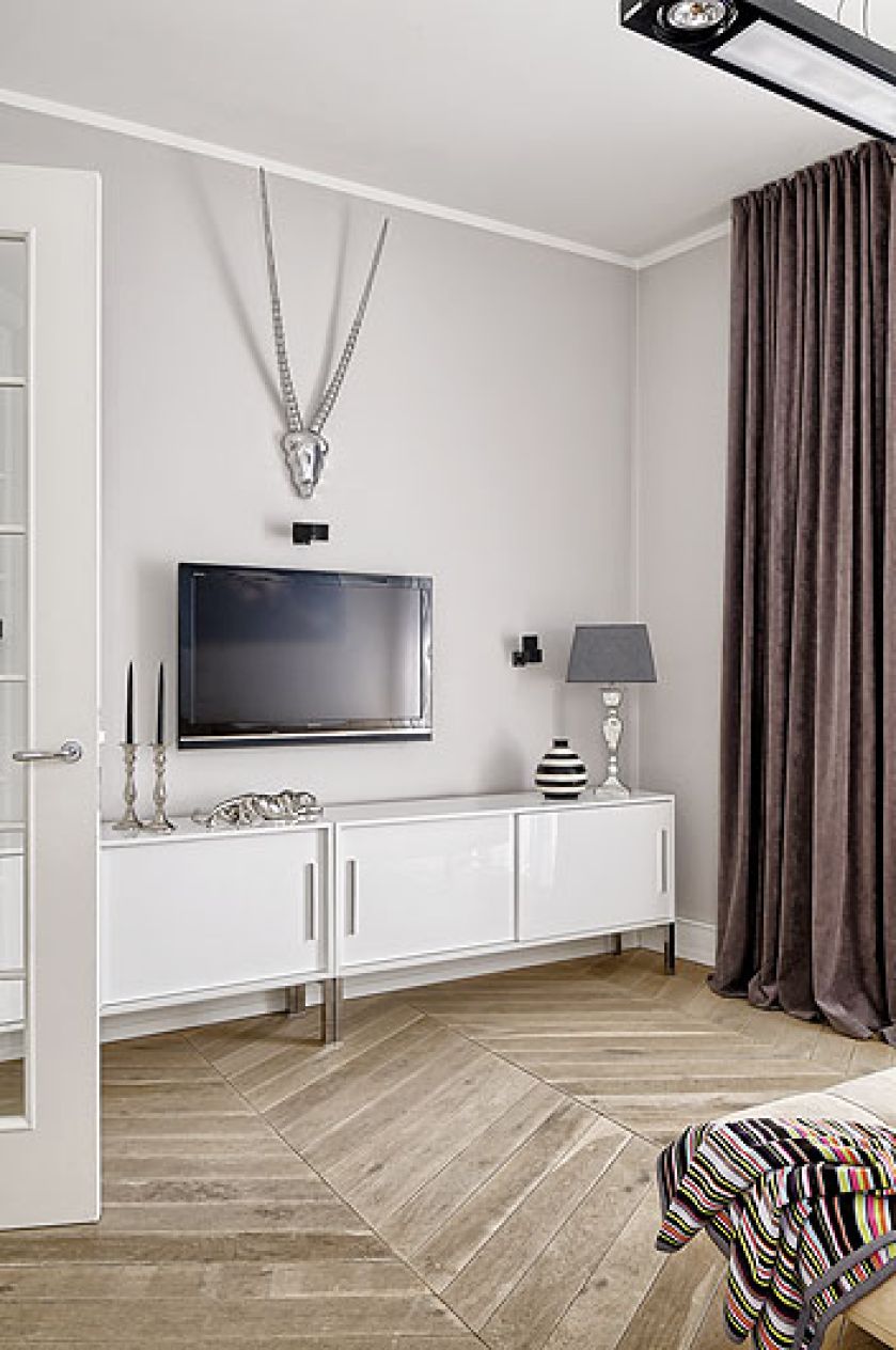 Zaskakujące zestawienie - telewizor z rogami.