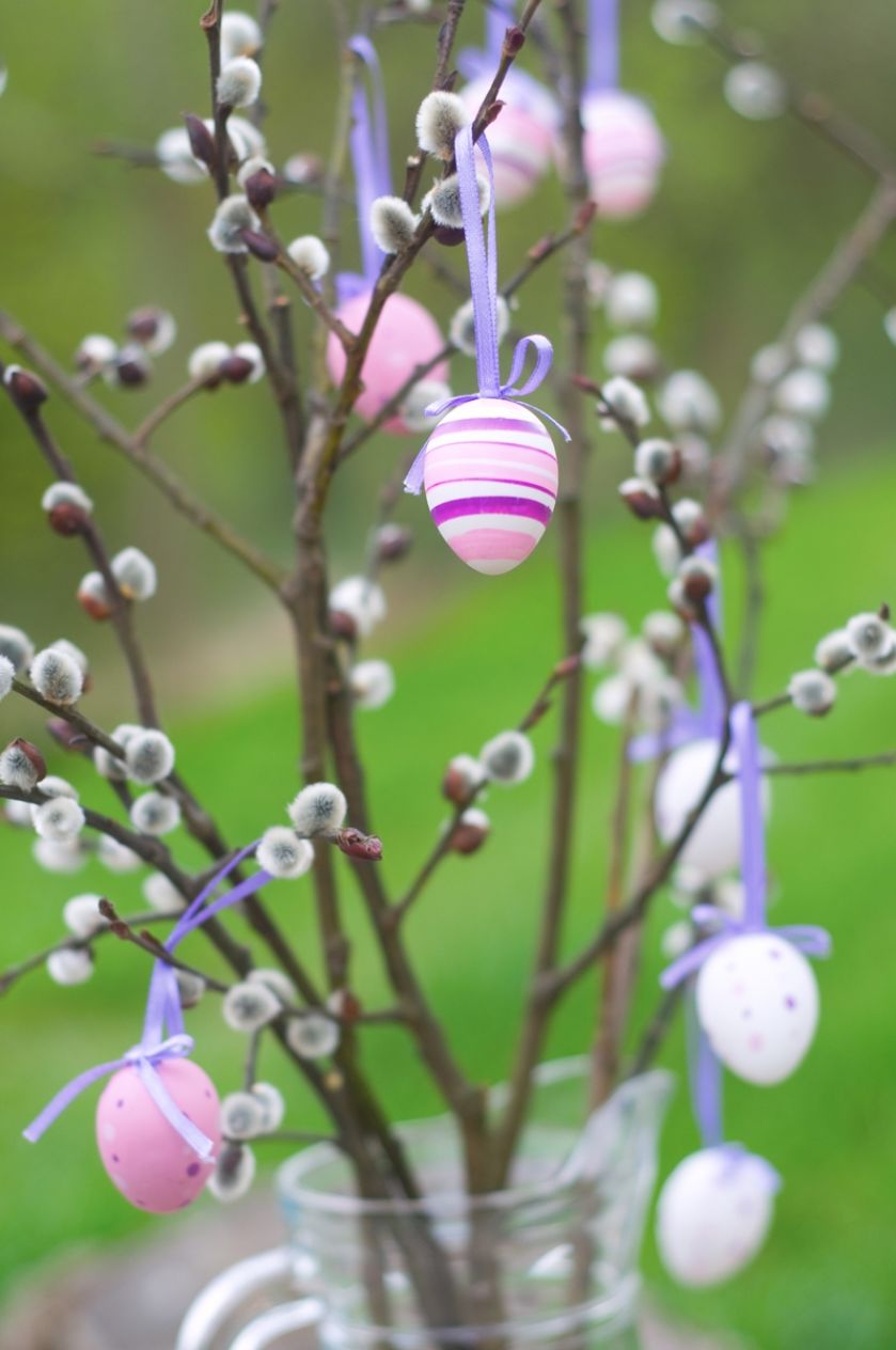 zawieszki wielkanocne jajka dekoracje przed domem