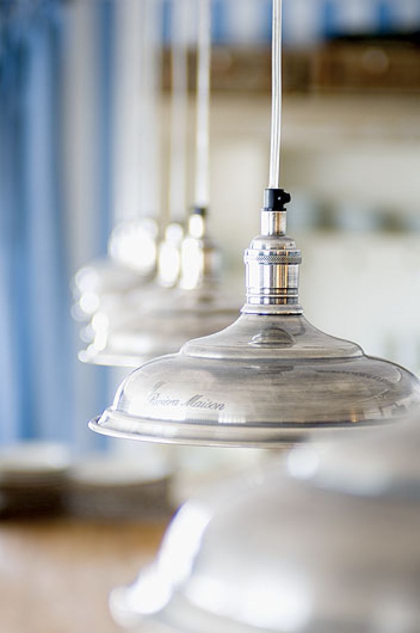 Ze srebrnym metalowym kloszem, 645 zł. HOUSE MORE