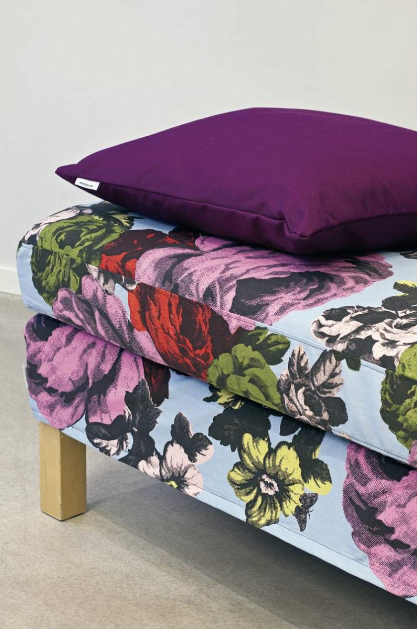 Dekoracje do domu: kwiaty na ścianach, meblach i w doniczkach