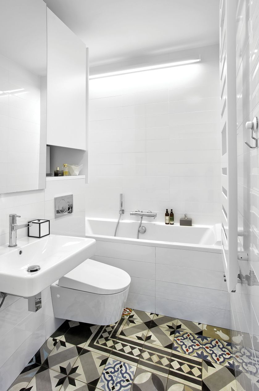 mała biała łazienka