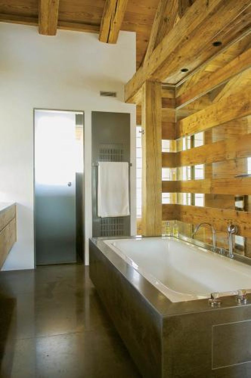 azienkę z sypialnią Barry ego łączy ażurowa ścianka z grubo ciosanych belek. Podłoga i obudowa wanny są zrobione z lokalnego