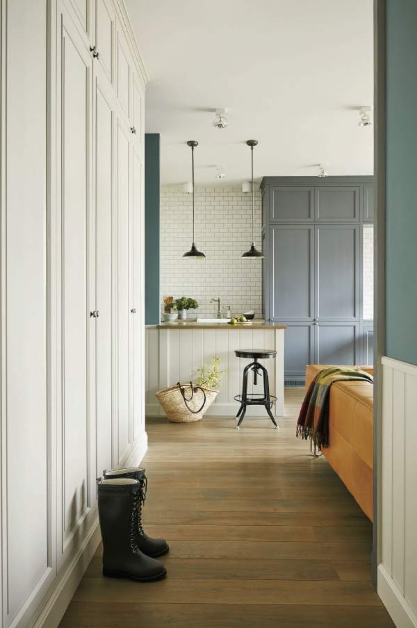 W całym domu jest 13 fabrycznych lamp różniących się tylko kolorami. Reflektory to marka Aquaform.