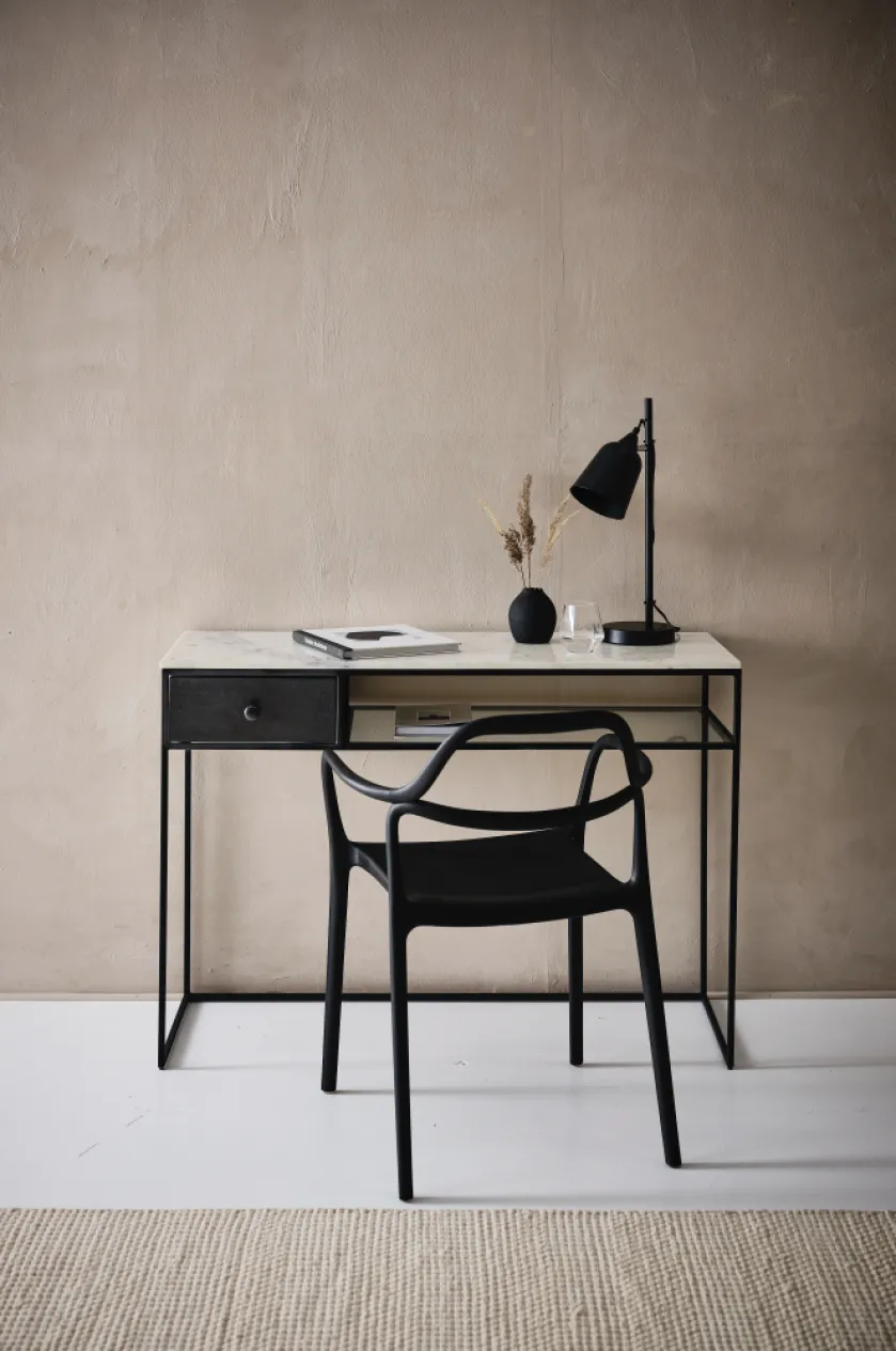 biurko z marmurowym blatem