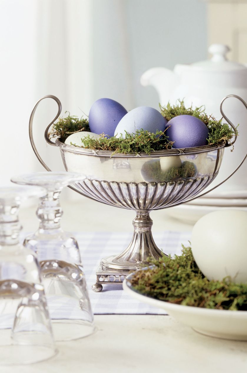 Stylowo: srebrna patera i jednokolorowe jaja.