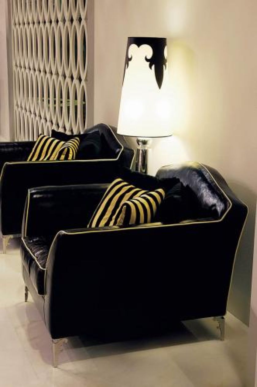 Do ozdobienia abażuru wykorzystano heraldyczną symbolikę.