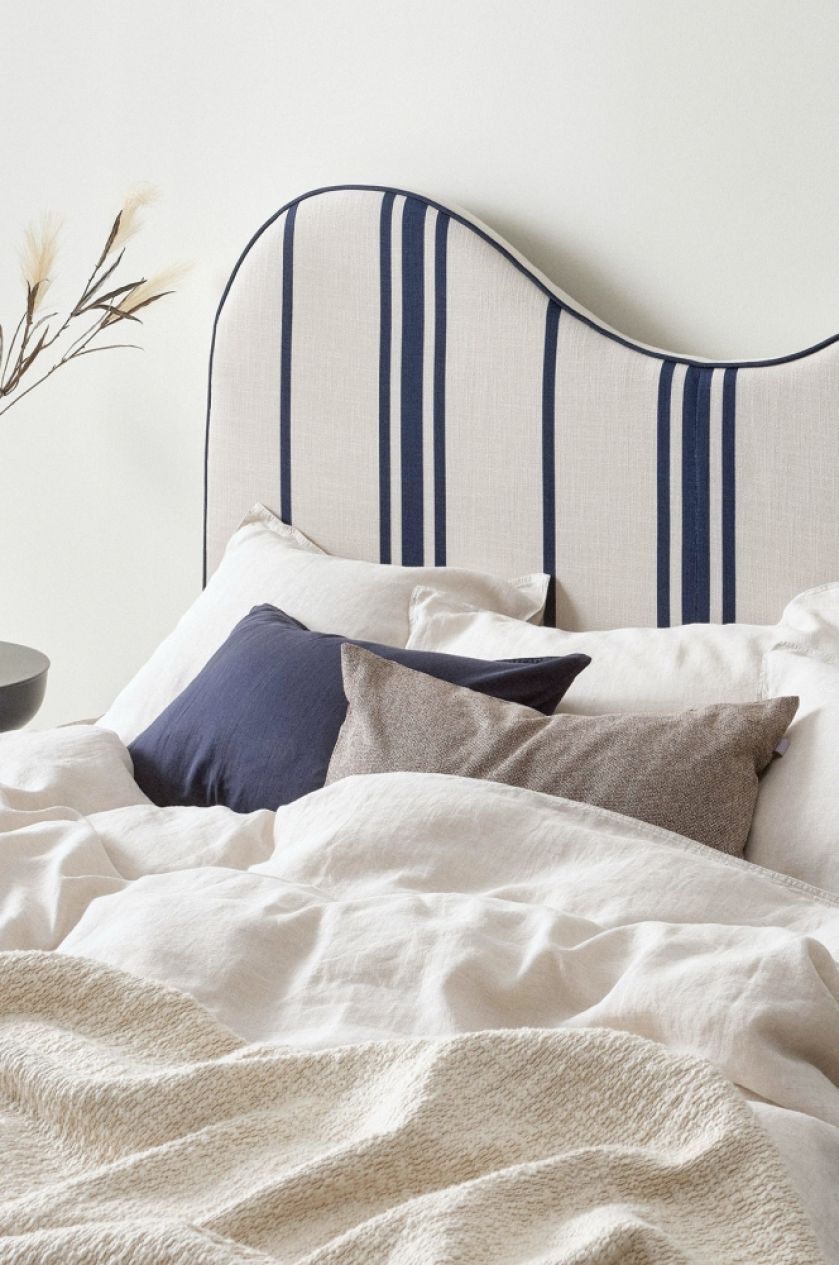 łóżko z zagłówkiem o falowanej linii
