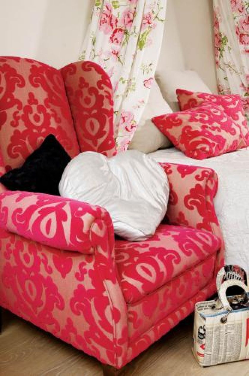 Fotel i poduszki są obszyte taką samą tkaniną.