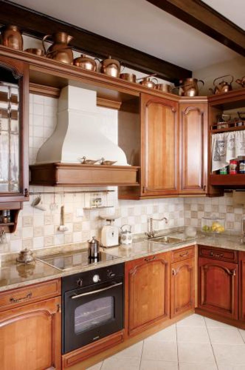 Główną ozdobą kuchni jest kolekcja naczyń miedzianych z początku XVIII wieku, z Rosji oraz z Polski.