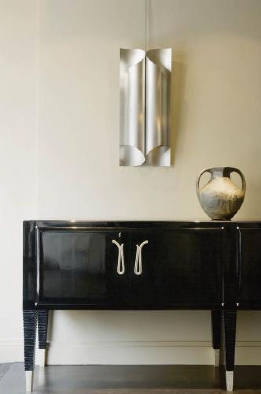 Gospodyni nie zrezygnowała z nowoczesnych akcentów. Niezwykła lampa przypomina rzeźbę.