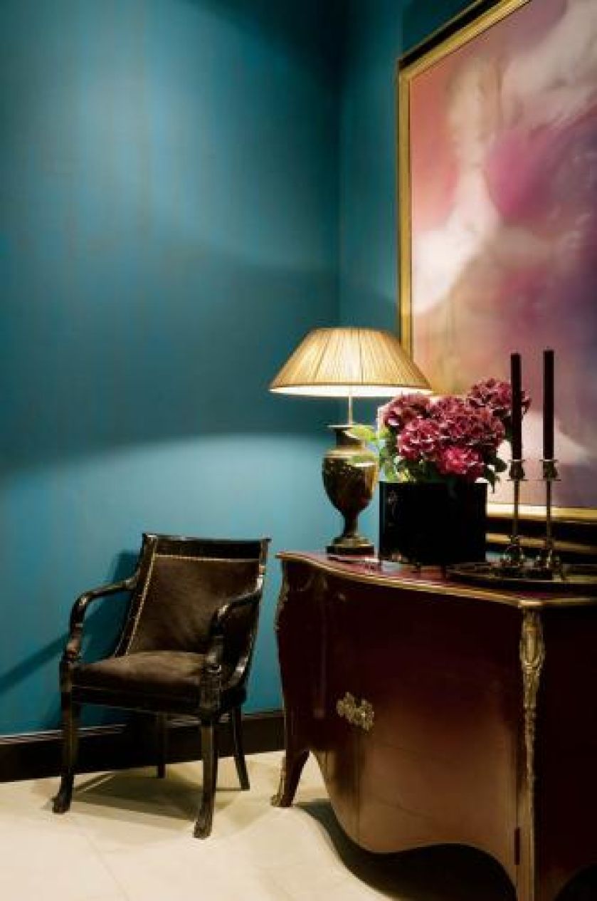 Hans sam projektuje lampy. Ta stojąca na komodzie ma nog ze starej holenderskiej wazy.