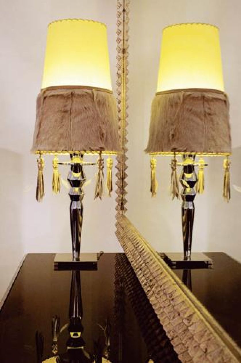 Isotta z kolekcji Visionnaire firmy Ipe Cavalli. Podstawa stalowa, abażur obszyty futrem i wykończony