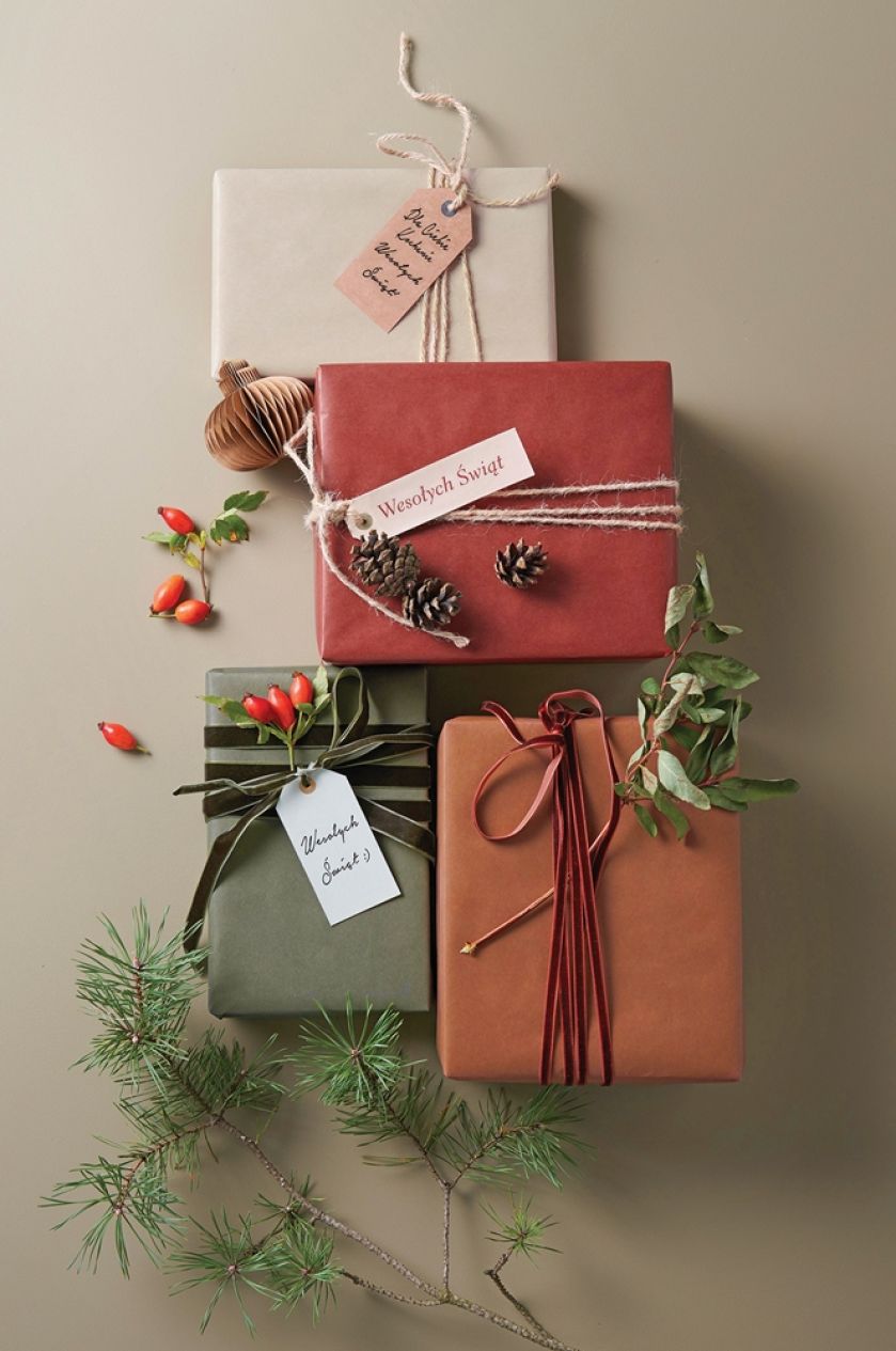 Do ozdobienia prezentu możesz wykorzystać gałązki z czerwonymi owocami dzikiej róży i szyszki.