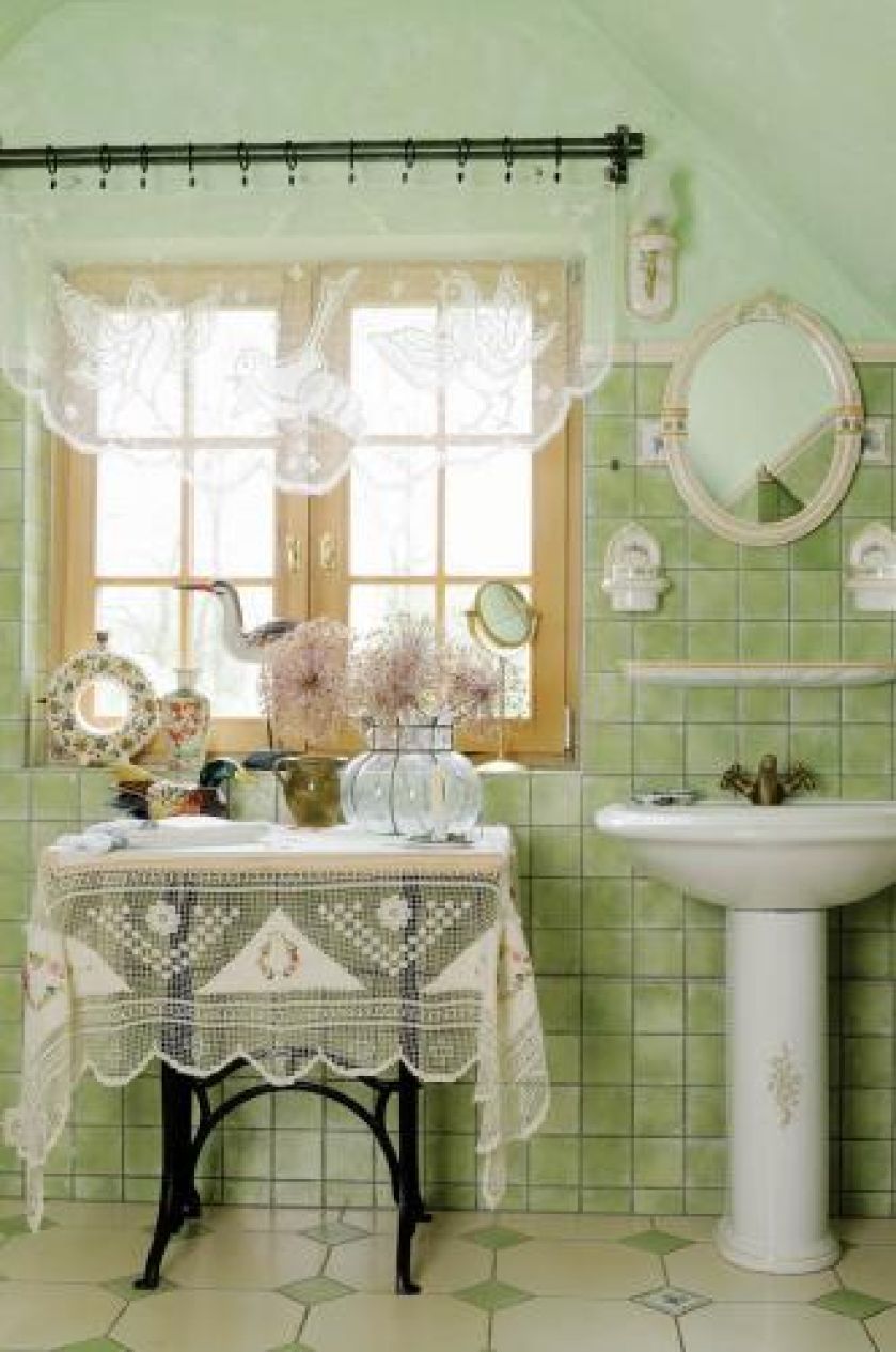 Jola lubi ptasie motywy. Kolekcjonuje figurki, obrazy, nawet firanki do łazienek wybrała z sikorkami. Są