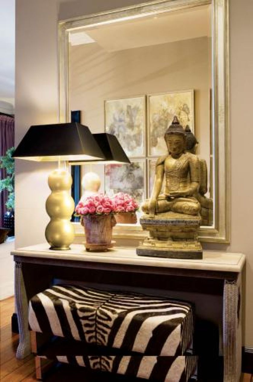 Konsola, a nad nią lustro. Apartament pełen smaków