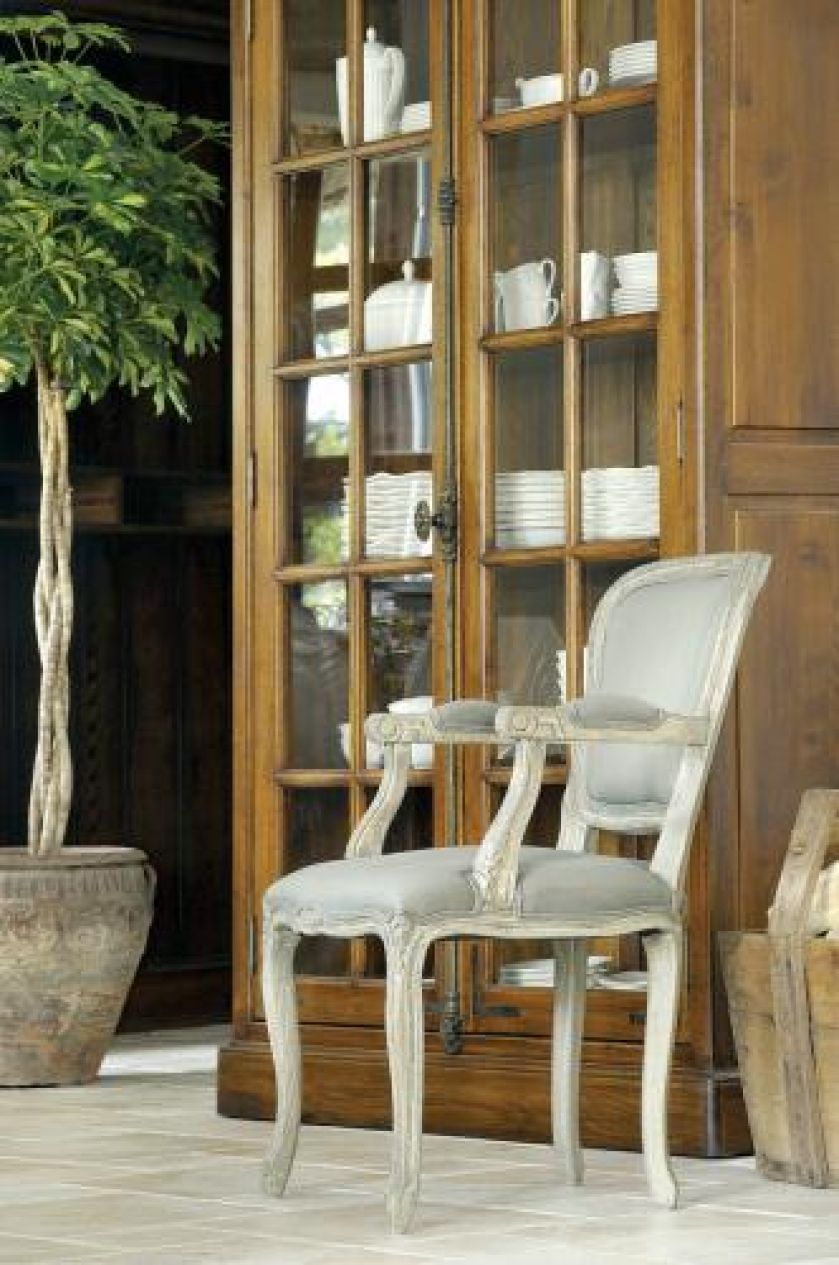 Krzesło Louvre z przecieranego drewna i z pastelowym obiciem. FABRYKA WNĘTRZ