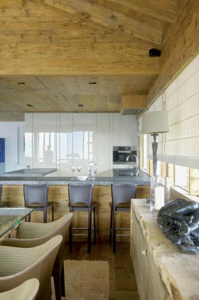Kuchnia otwarta na jadalnie. Dom z drewna i szkła