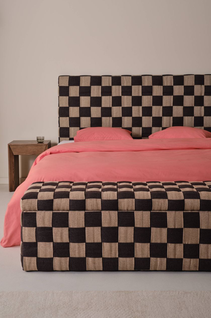 tapicerowane łóżko w obiciu w kratkę