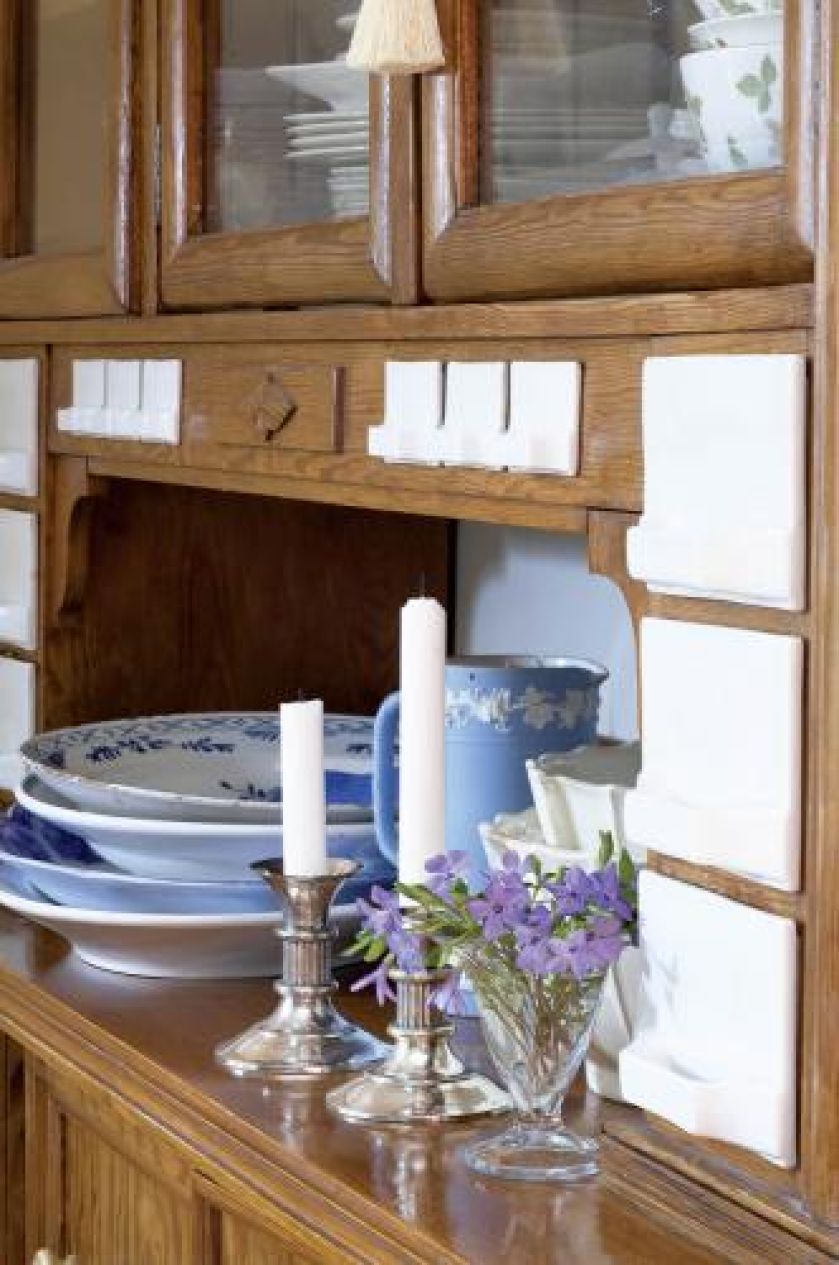 Na kredensie świeczniki i naczynia. Z duchem renesansu