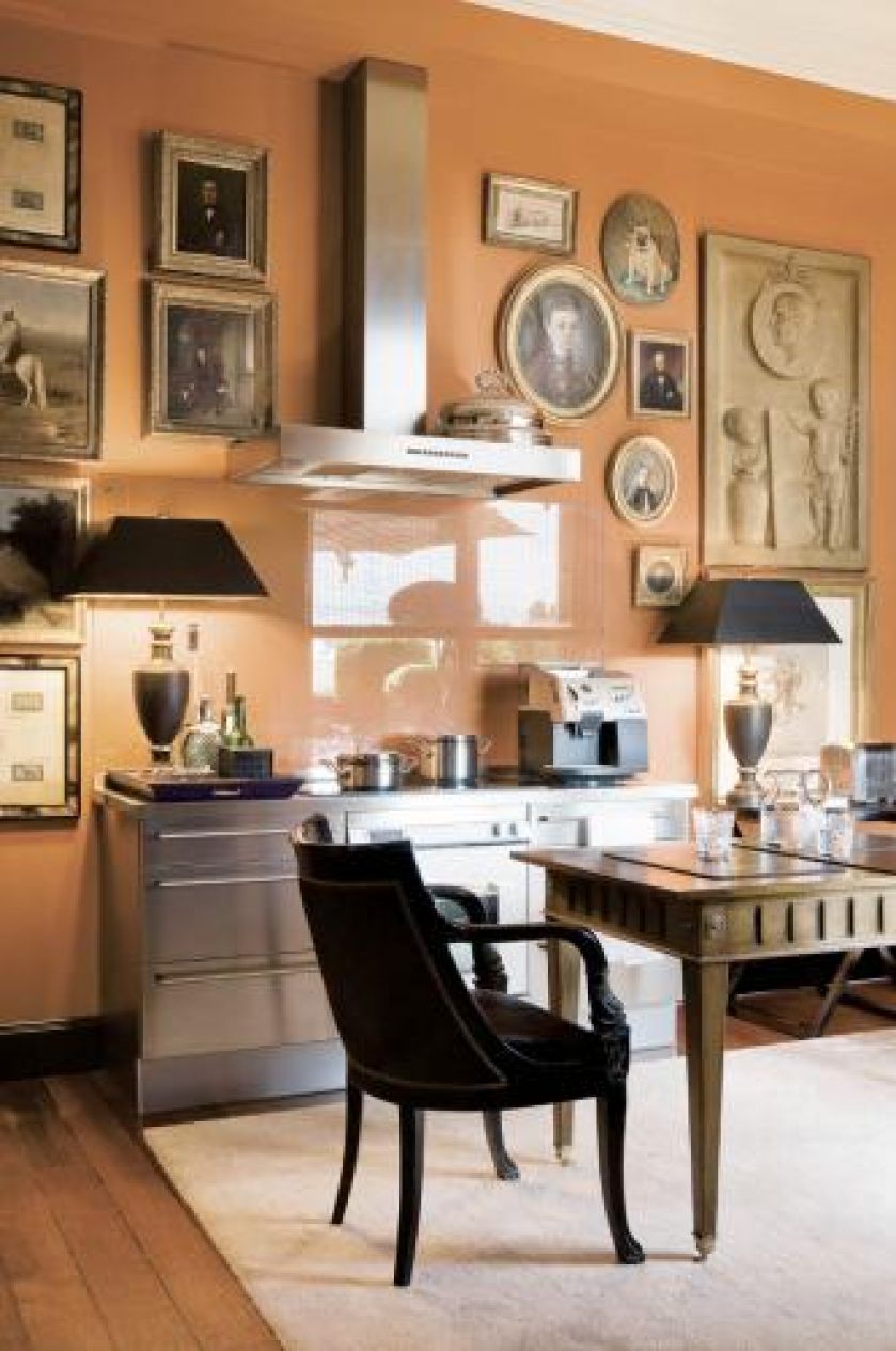 Na ścianie wisi mnustwo obrazów. Apartament pełen smaków