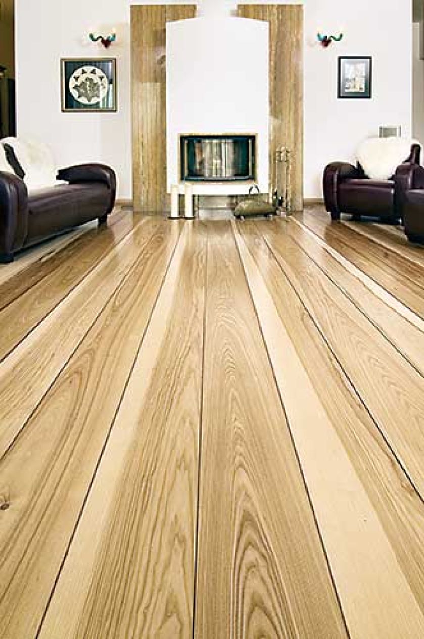 Pięknie usłojona deska podłogowa z jesionu to prawdziwy krzyk mody. Ta może mieć nawet 9 metrów długości. MARCHEWKA