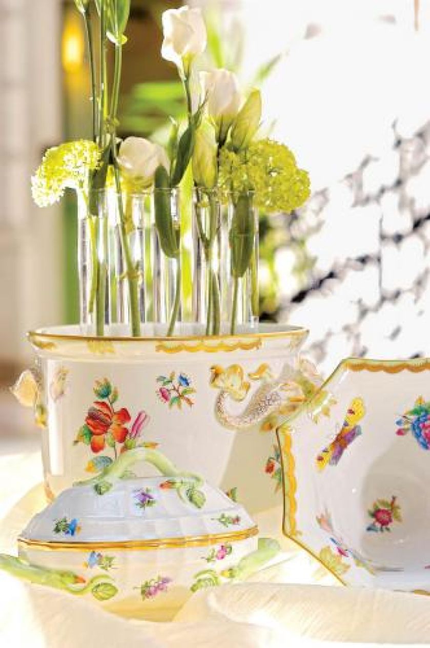 Porcelana Victoria avec Bord d Or z manufaktury Herend. Zastawę tej firmy w 1851 roku kupiła królowa Victoria do Pałacu