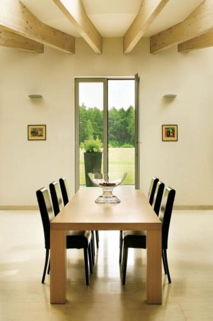 Prosty stół i krzesła. Słoneczna posiadłość