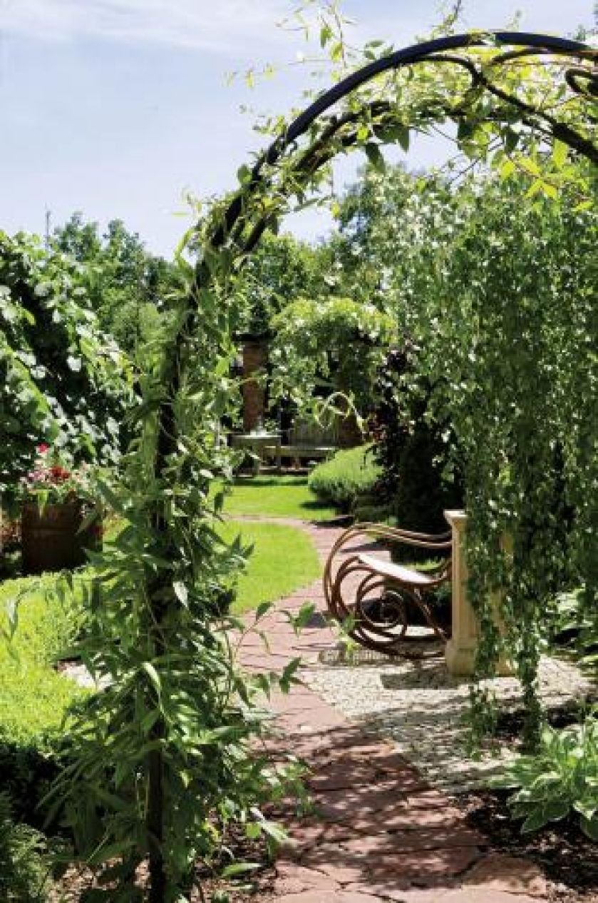 Ścieżka z czerwonego piaskowca. Ogród zadumany