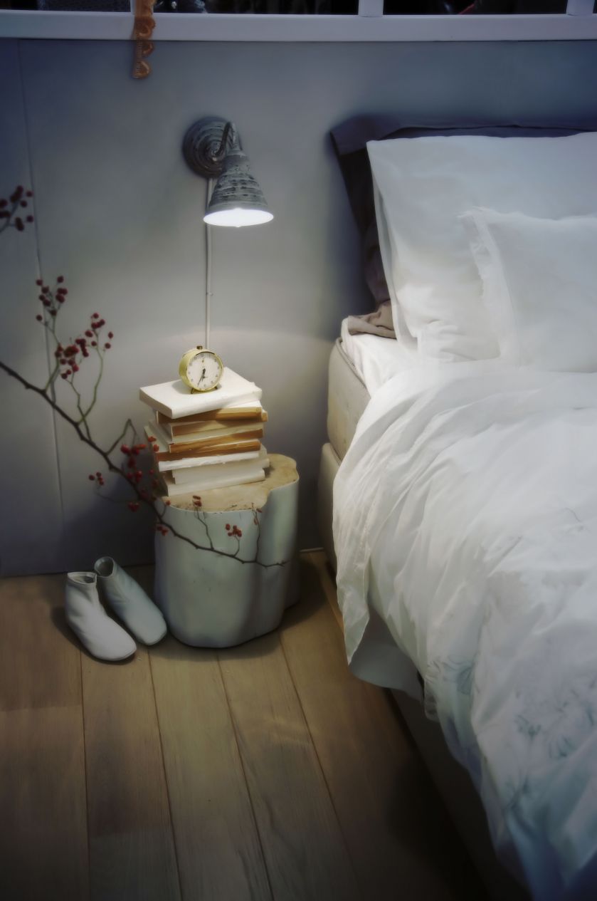 Spokojne kolory w sypialni pozwalają się wyciszyć przed snem.