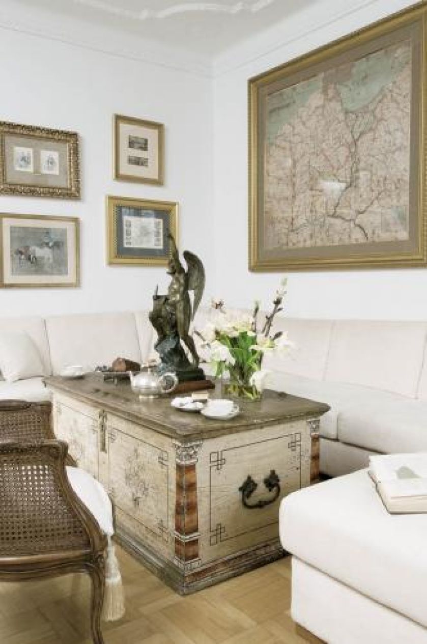 Stolik ze starej skrzyni. O kolorach w życiu i mieszkaniu