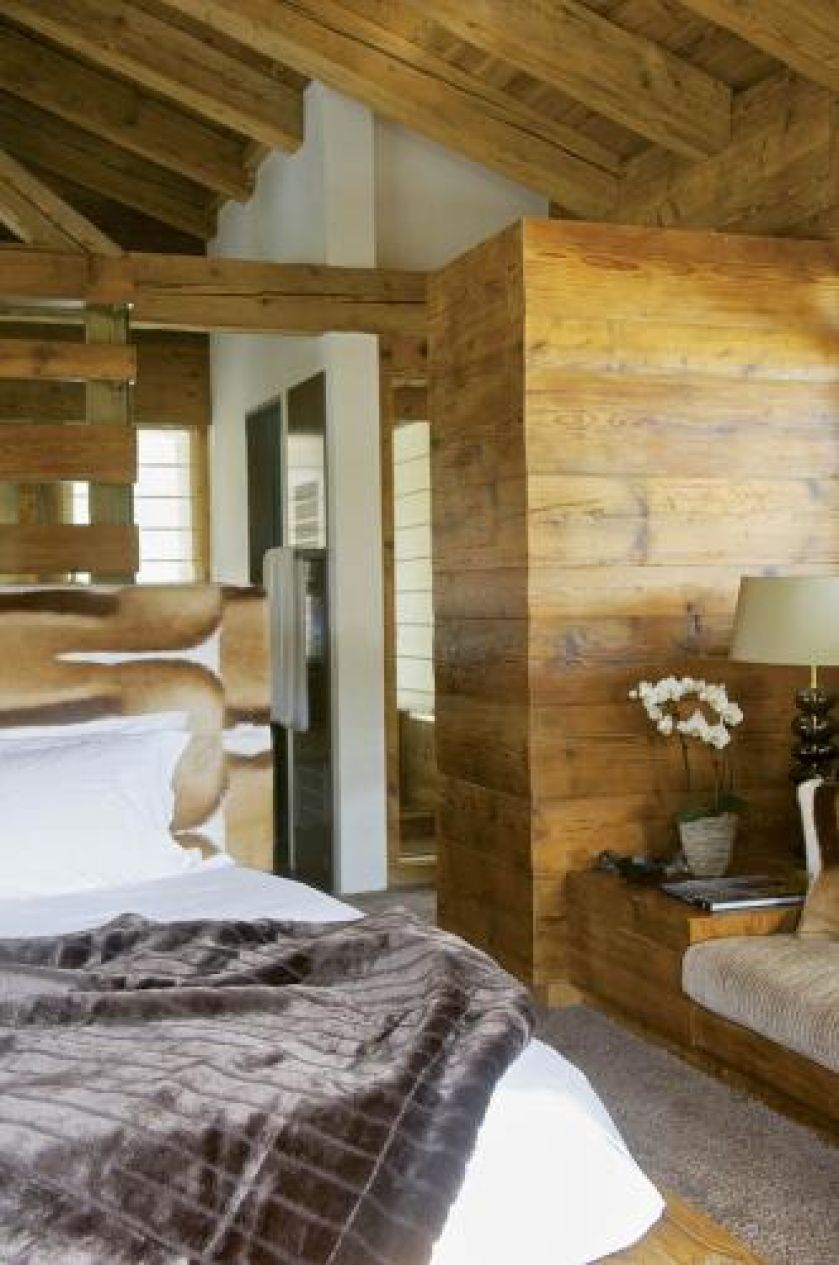 Sypialnia w drewnie. Dom z drewna i szkła