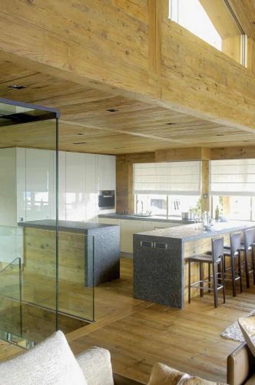 Szafki na wysoki połysk. Dom z drewna i szkła