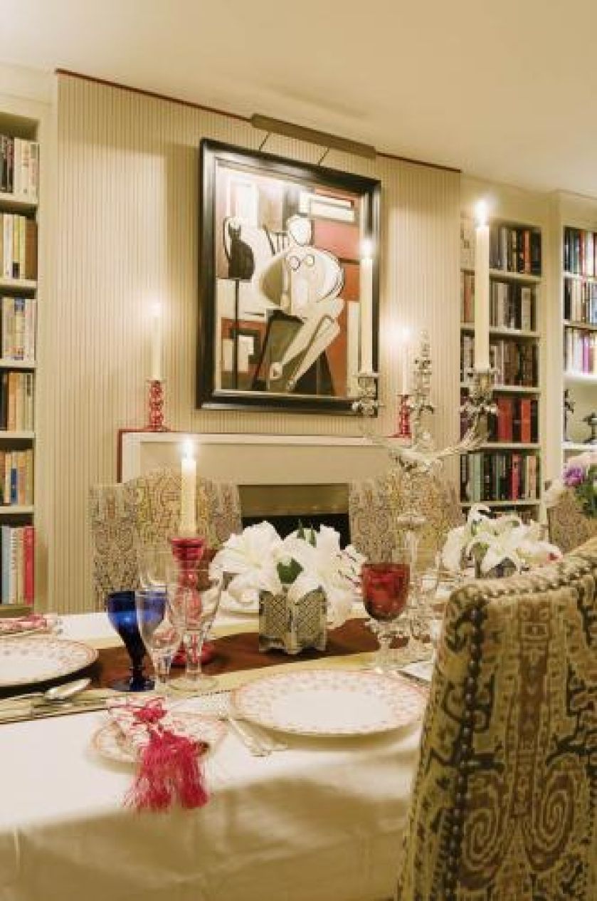 Wiktoriańska jadalnia w nowym wydaniu- wzorzyste tkaniny na stylowych krzesłach oraz współczesne malarstwo i półki