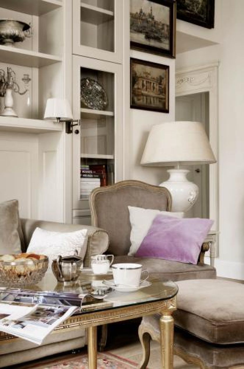 Złocony stolik ma szklany blat. Mieszkać po rzymsku