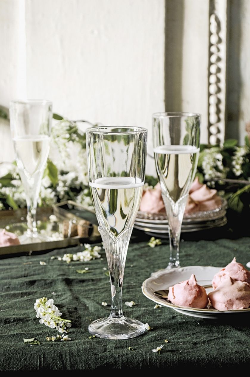 przyjęcie sylwestrowe dekoracja stołu i wnętrza