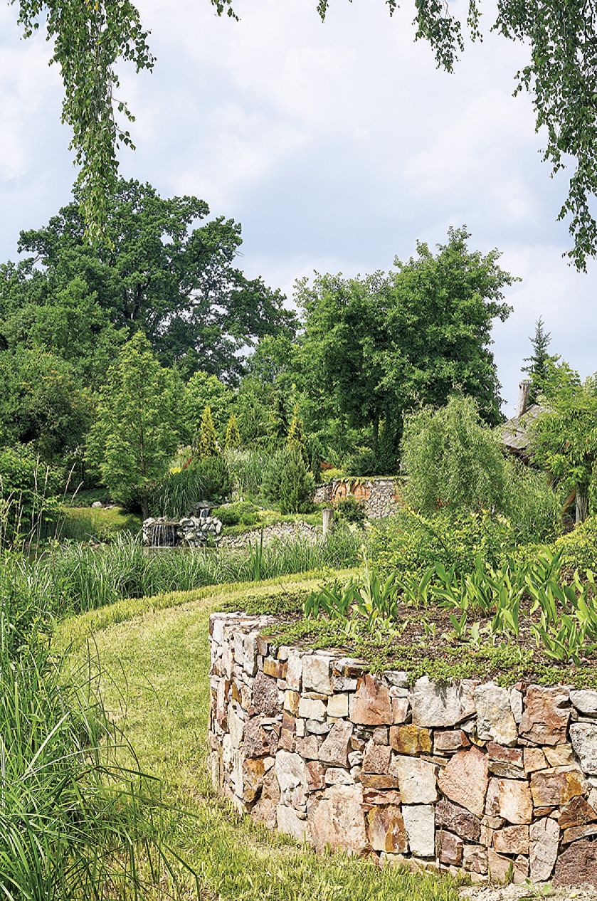 Ogród ze stawem, altankami i ławeczkami do dumania.