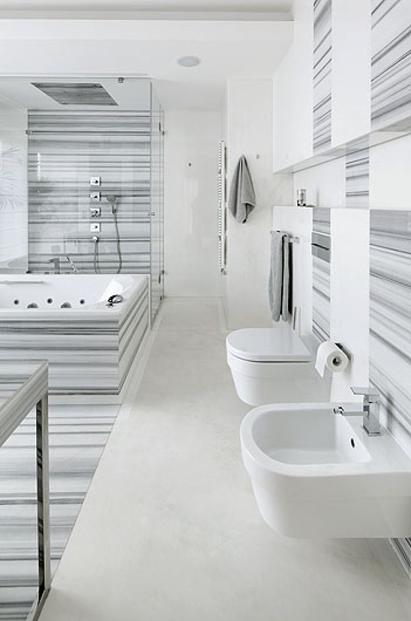 Biały i pasiasty marmur architektka znalazła w firmie Marfix.