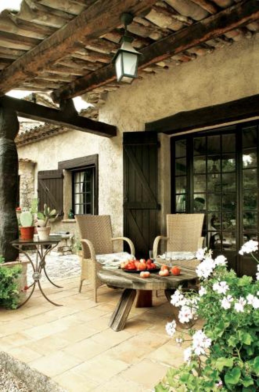 Drewniany stół. Kamienna hacjenda z widokami