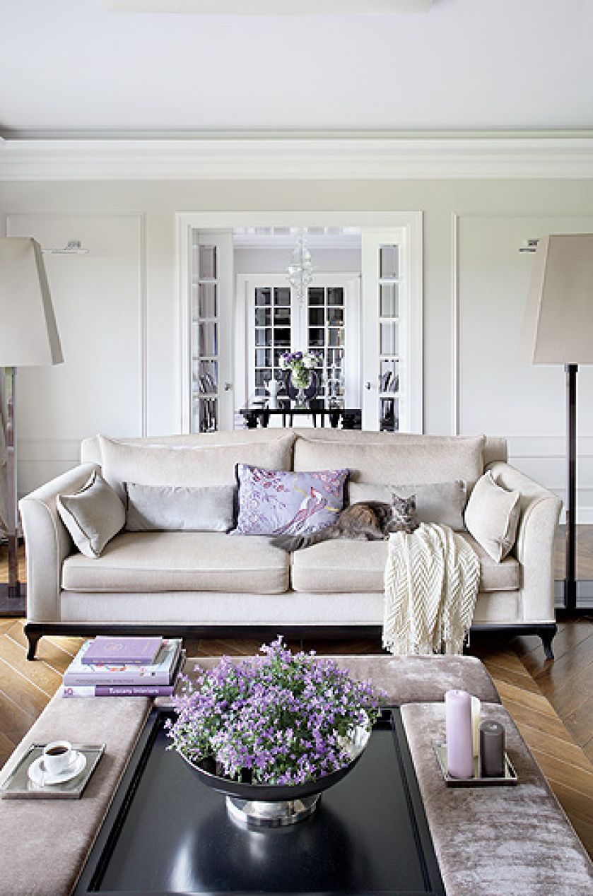 Dzięki amfiladzie z jednego końca domu przez oszklone drzwi widać drugi koniec. Niklowana patera firmy Decolor.