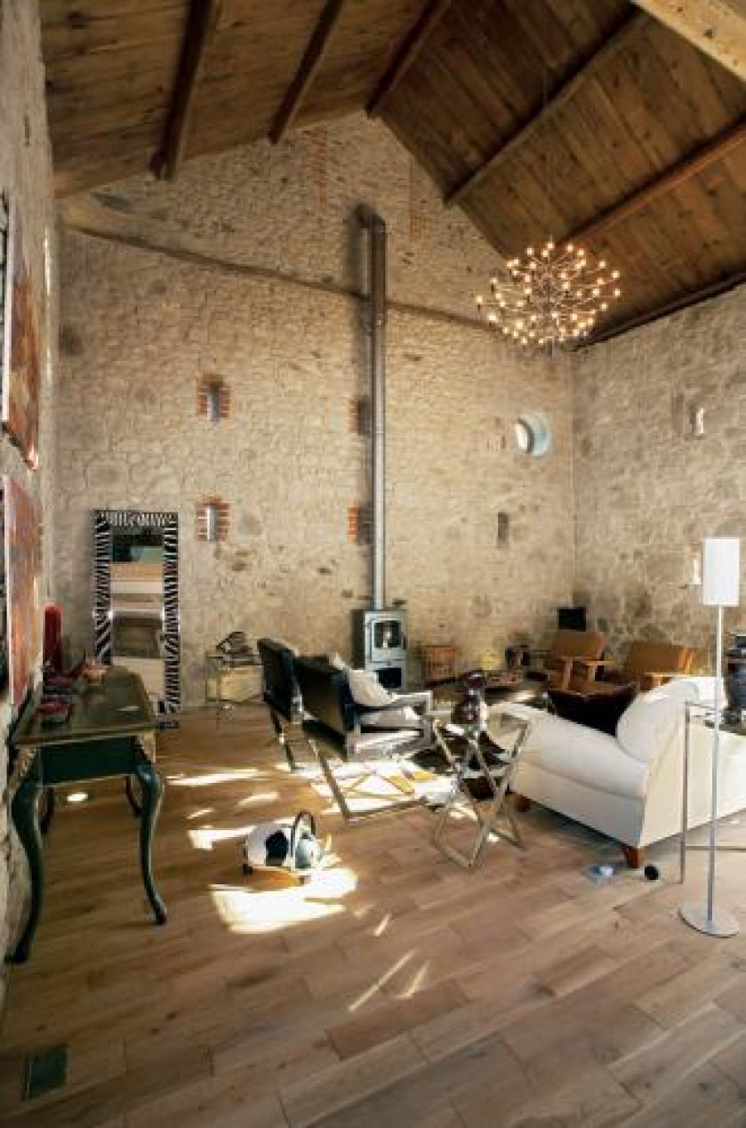 Gospodarze zachowali okienka dawnej stodoły, a w podłodze zamontowali małe halogeny.